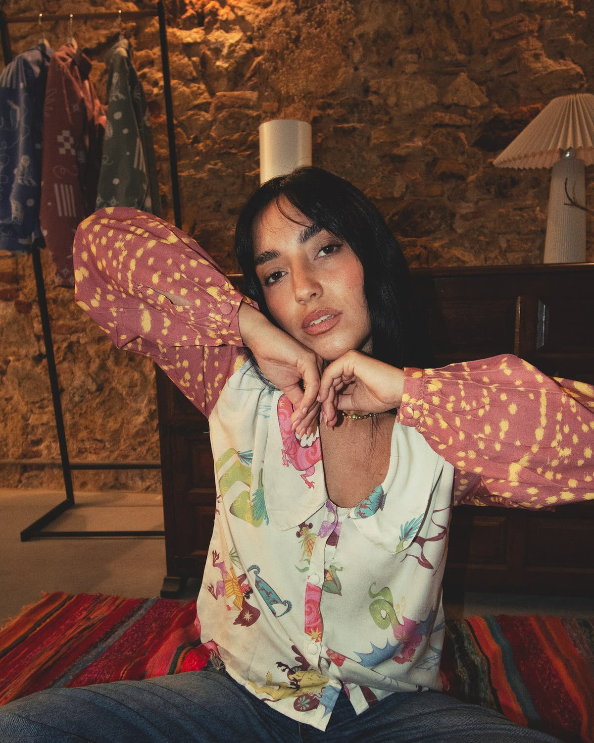 Blusa Harpía beige, detalle de las mangas estampadas, sesión de fotos otoño 2026