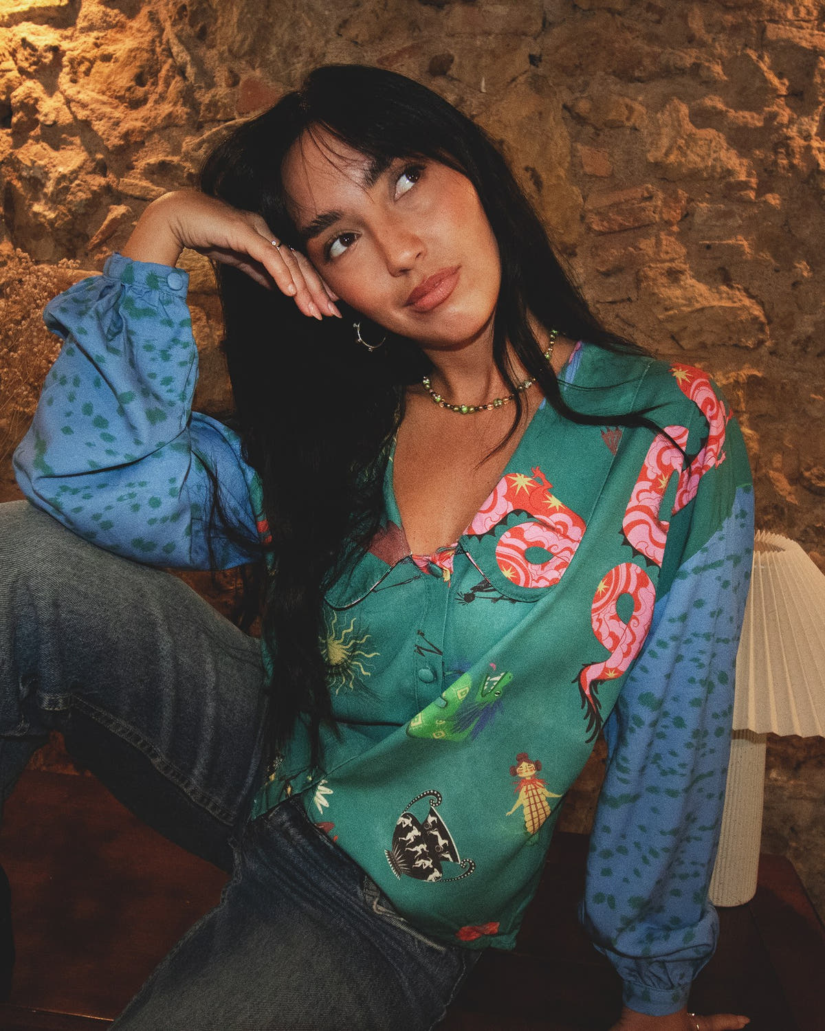 Blusa Harpía verde con vaqueros, sesión de fotos otoño 2026