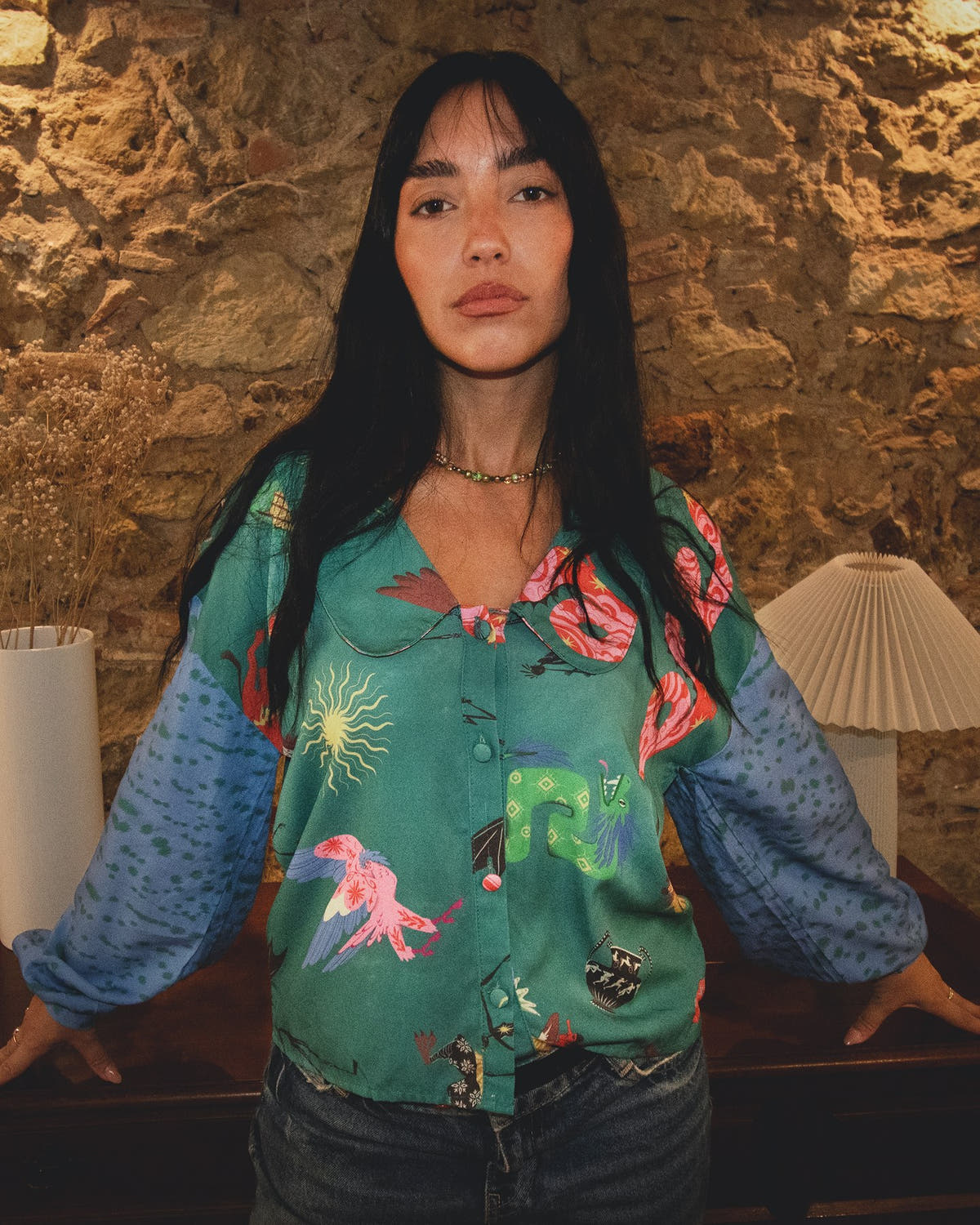 Blusa Harpía verde, mangas azules estampadas, sesión de fotos otoño 2026